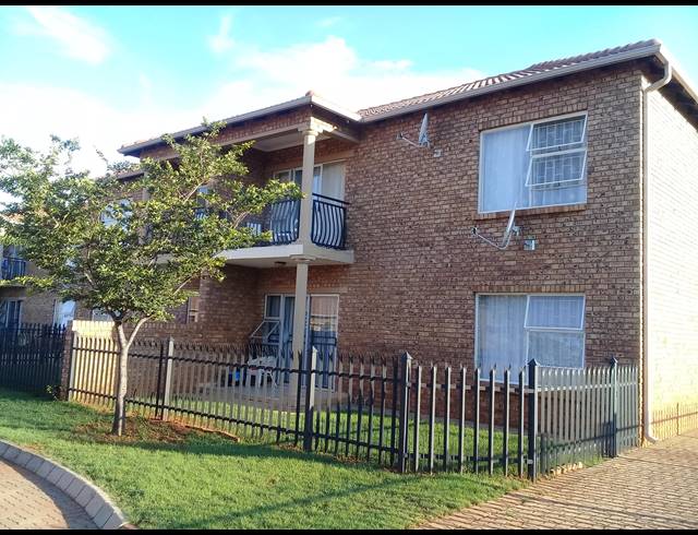 2 BEDROOM TOWNHOUSE FOR SALE IN THERESAPARK
